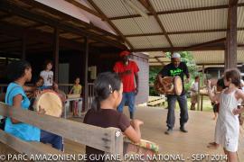 transmission_des_savoirs_dans_le_carbet_communal_de_saul.jpg
